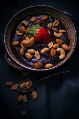 Tatlı mistik ışık çikolatalı puding fındık çilek