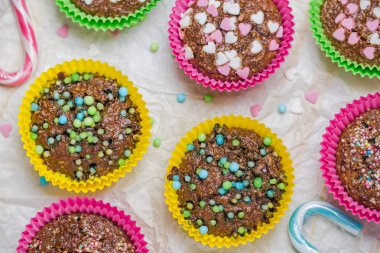 Muffins renkli kalpler tatlı kek seviyorum