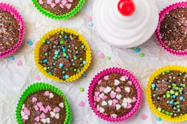 Muffins renkli kalpler tatlı kek seviyorum