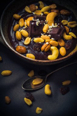 Tatlı muhallebi fındık çikolata küpleri mistik ışık