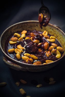 Tatlı muhallebi fındık çikolata küpleri mistik ışık