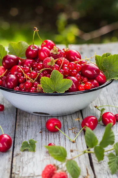 Schale voller verschiedene Früchte hölzernen Hintergrund — Stockfoto