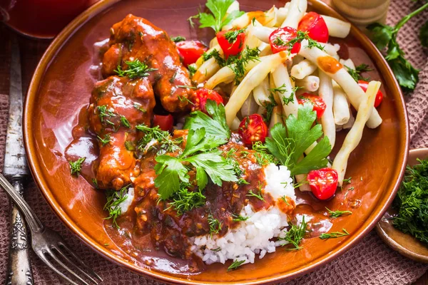 Pirinç ve yeşil fasulye domates soslu tavuk