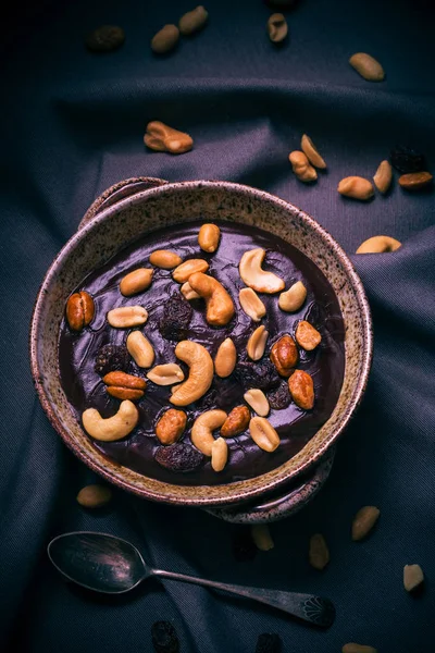 Çikolatalı puding çeşitli fındık mistik ışık