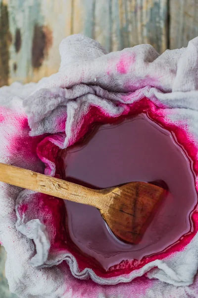 Tintura de clarificação chokeberry através de gases de tecido — Fotografia de Stock