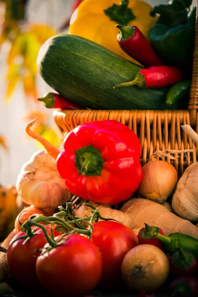 Kleurrijke groenten mand houten tafel — Stockfoto