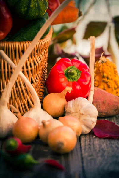 Cesta de legumes coloridos mesa de madeira — Fotografia de Stock