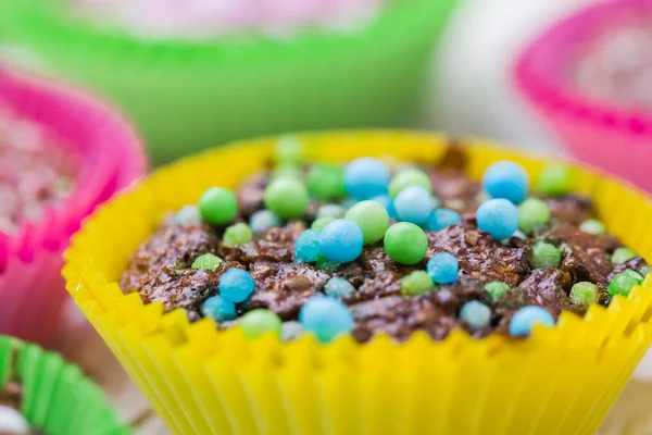 Bunte Schwindel-Muffins verschiedene Farben — Stockfoto