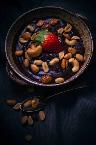 Tatlı mistik ışık çikolatalı puding fındık çilek