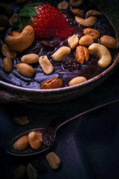 Dessert mystique chocolat léger pudding noix fraise — Photo
