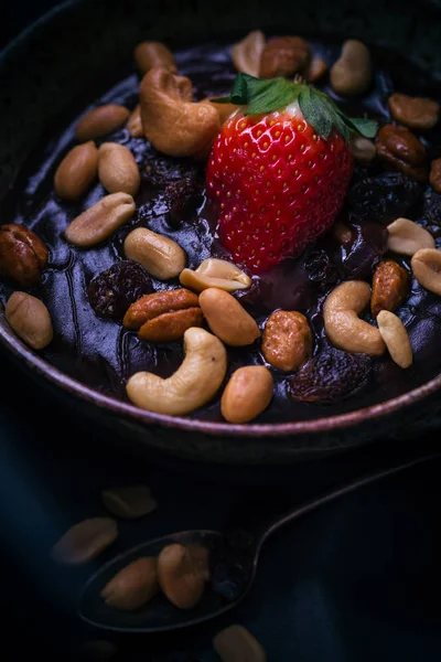 Dessert mystische leichte Schokoladenpudding Nüsse Erdbeere — Stockfoto