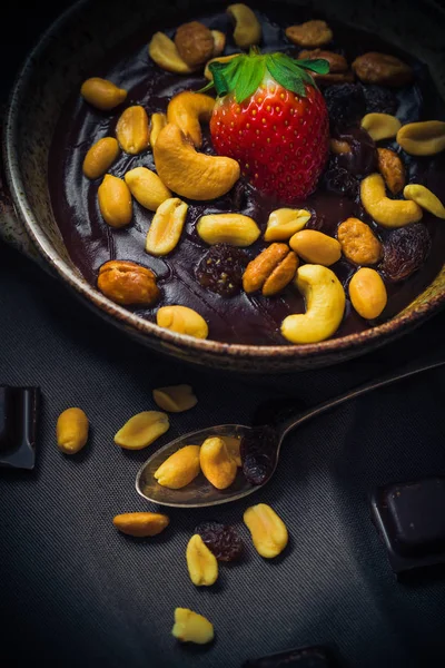 Tatlı mistik ışık çikolatalı puding fındık çilek