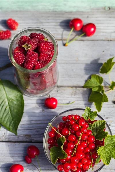 Früchte Kirschen Johannisbeeren Holz Hintergrund — Stockfoto