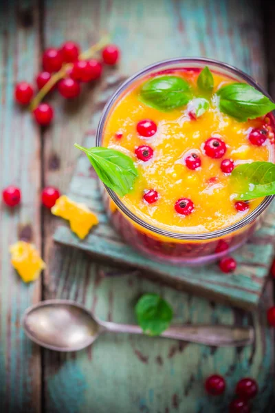 Zomer fruit dessert bessen jus d'orange basilicum — Stockfoto