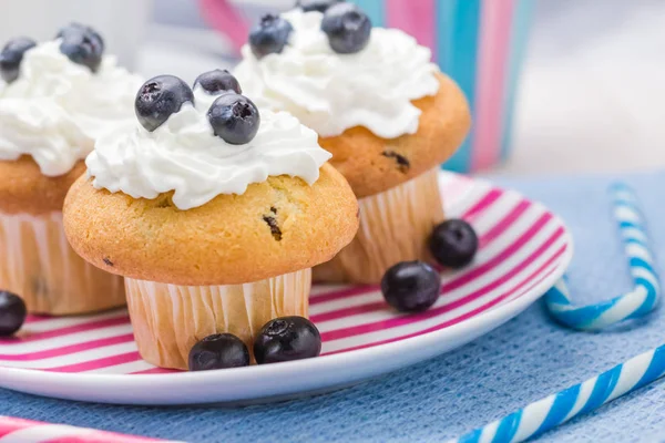 Dulces deliciosos magdalenas crema arándanos — Foto de Stock