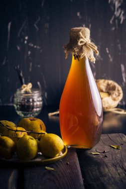 Şişe içki ahşap masa maddeler meyve Ayva tentür