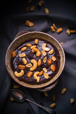Çikolatalı puding çeşitli fındık mistik ışık