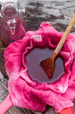 Açıklama tentür chokeberry kumaş gazlar ile