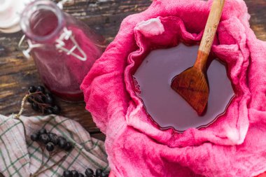 Açıklama tentür chokeberry kumaş gazlar ile