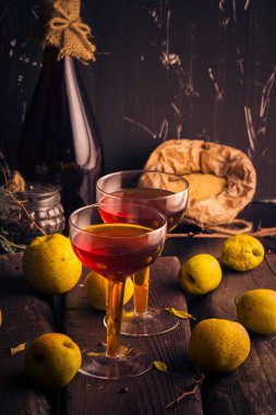 Ayva Kupası alkol ahşap masa malzemeler tentür