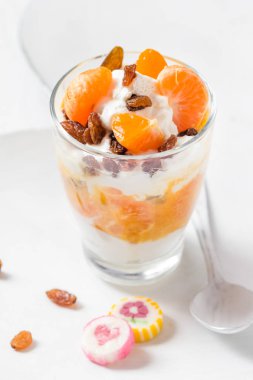 Tatlı meyve yoğurt taze meyve mandalina kuru üzüm