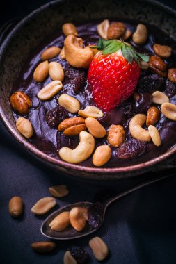 Tatlı mistik ışık çikolatalı puding fındık çilek