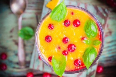 Yaz meyve tatlı Frenk üzümü portakal suyu fesleğen