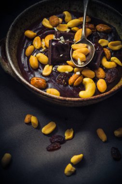 Tatlı muhallebi fındık çikolata küpleri mistik ışık