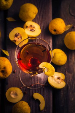 Tentür Kupası meyve Ayva ahşap masa