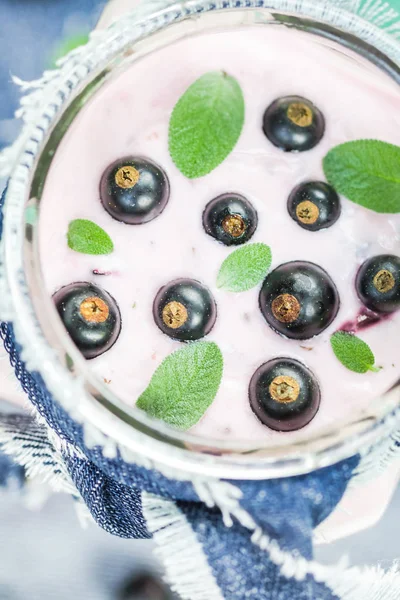 Pequeno-almoço jardim delicioso cocktail groselha preta — Fotografia de Stock