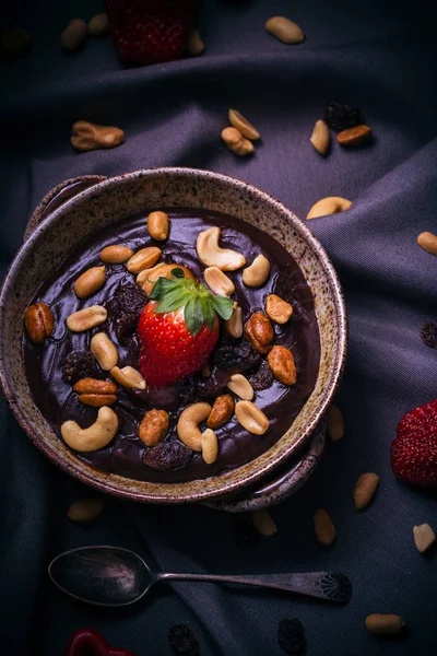 Dessert mystische leichte Schokoladenpudding Nüsse Erdbeere — Stockfoto