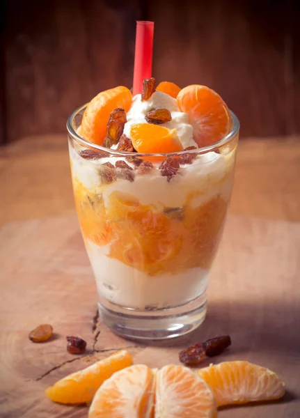 Fresh fruit mandarin yoghurt and raisins — Stock Photo, Image