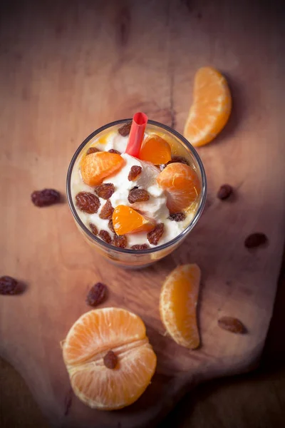 Frisches Obst Mandarinenjoghurt und Rosinen — Stockfoto