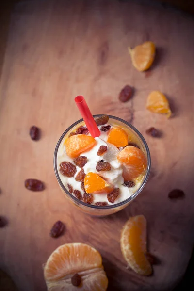 Taze meyve mandalina yoğurt ve kuru üzüm — Stok fotoğraf