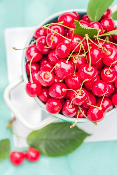 Frische rote Kirschfrüchte grüner Sieb — Stockfoto