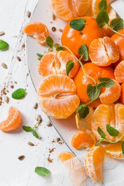 Früchte Mandarine Minze Blätter Sonnenblumenkerne — Stockfoto