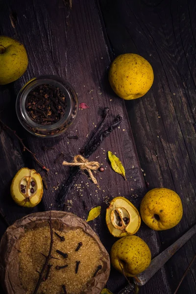 Frutos ramitas membrillo azúcar clavo vainilla mesa de madera —  Fotos de Stock