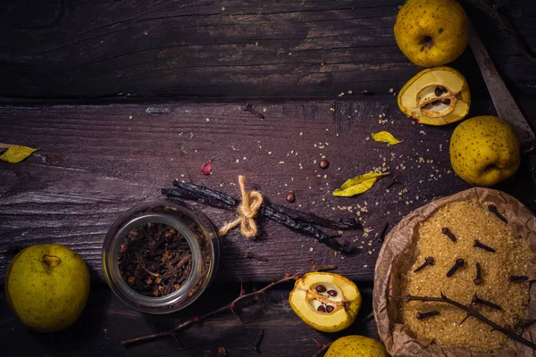 Ingredientes tinturas Frutas galhos marmelo açúcar cravo baunilha w — Fotografia de Stock