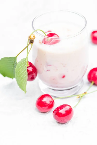 Освежающий летний напиток фруктовые коктейльные вишни — стоковое фото