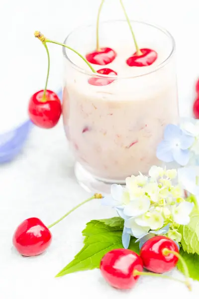 Refreshing summer drink fruit cocktail cherries — Stock Photo, Image
