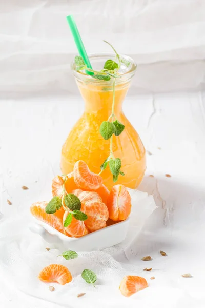 Le jus mandarines bol fruits menthe feuilles — Photo