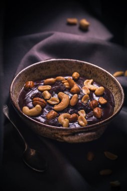 Çikolatalı puding çeşitli fındık mistik ışık