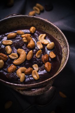 Çikolatalı puding çeşitli fındık mistik ışık