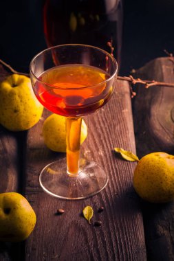 Ayva Kupası alkol ahşap masa malzemeler tentür