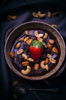 Tatlı mistik ışık çikolatalı puding fındık çilek