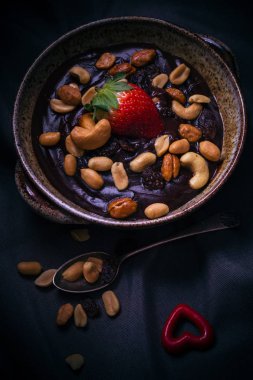 Tatlı mistik ışık çikolatalı puding fındık çilek