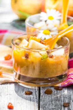 Meyveli tatlı armut nektarin kuru üzüm