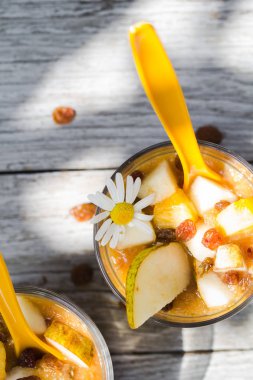 Lezzetli tatlı meyve güler yüzlü kuru üzüm