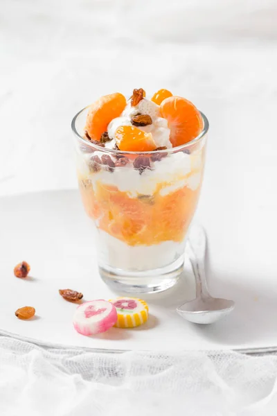 甜点水果酸奶新鲜水果橘葡萄干 — 图库照片