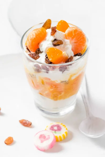 Yogurt alla frutta da dessert Uva passa fresca al mandarino — Foto Stock